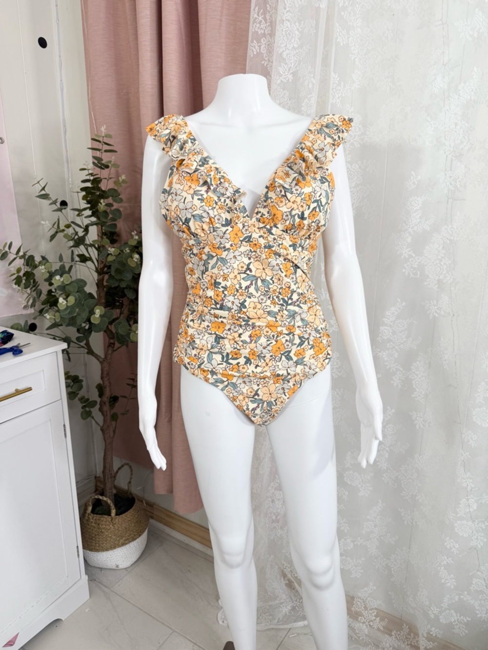 Cupshe Yellow Floral Ruffle One-Piece Swimsuit
BIN#8